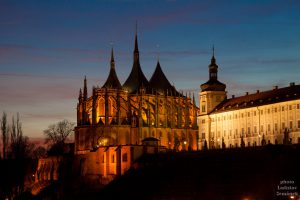 Chrám svaté Barbory a Jezuitská kolej s večerním osvětlením