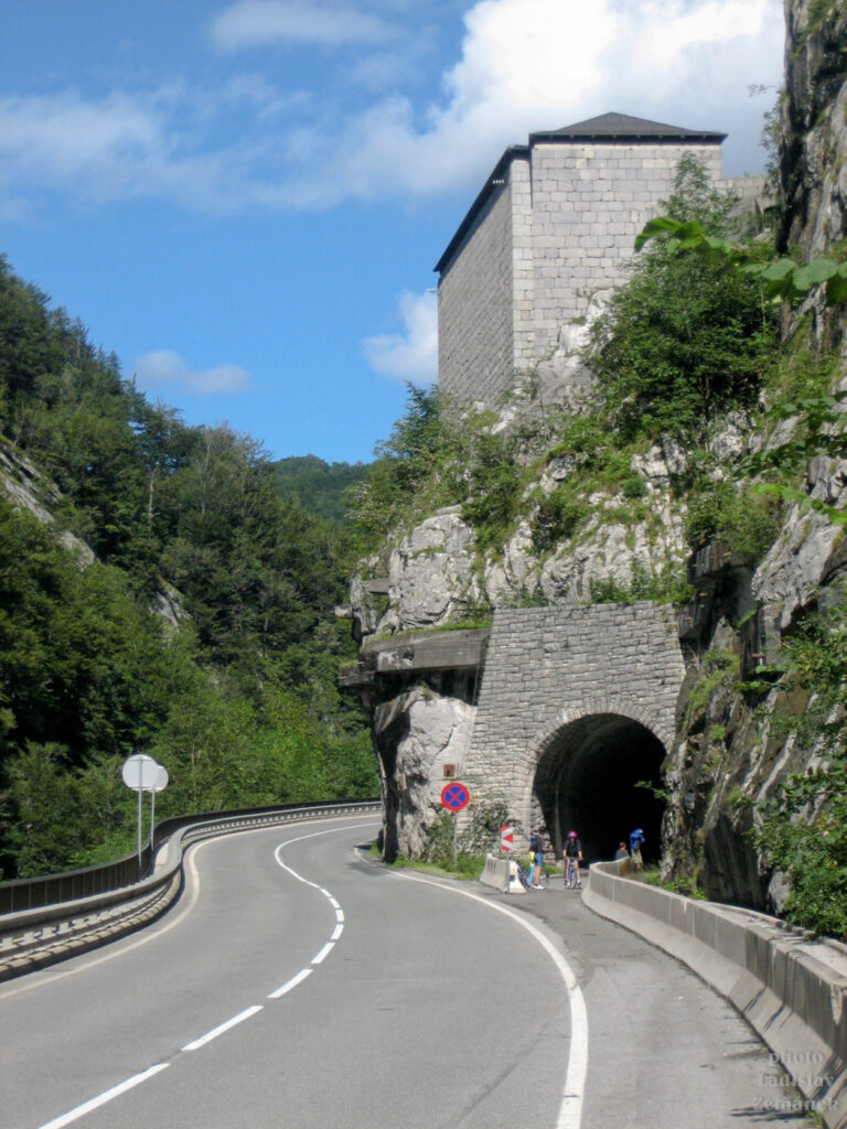 Silnice a cyklostezka pod Pass Lueg