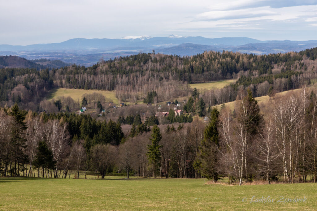 Olešnice - louky nad vesnicí a výhled na zasněžené Krkonoše