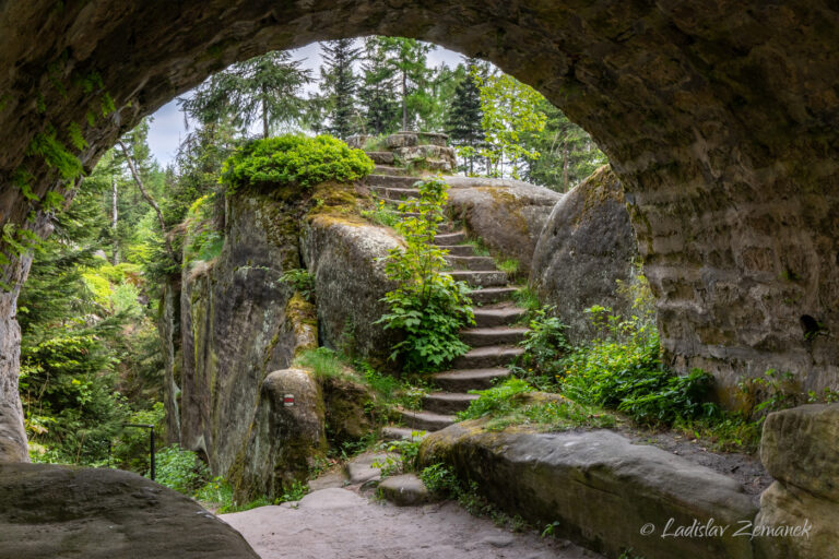 Hvězda - Kaple Panny Marie Sněžné na Hvězdě - pod mostem