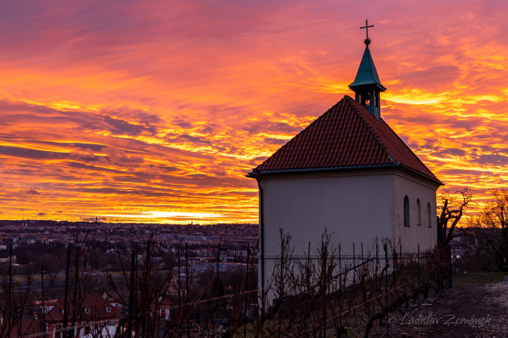 Kaple sv. Kláry v Botanické zahradě po západu slunce