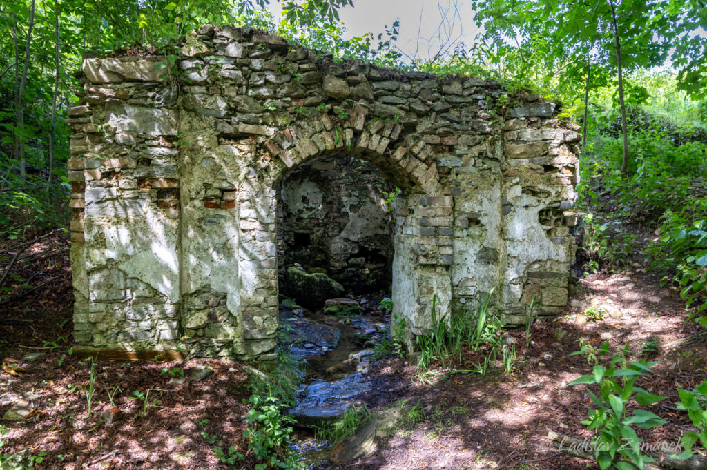 Zřícenina kaple Vodní kaple Zmrtvýchvstání Páně Na Prádle