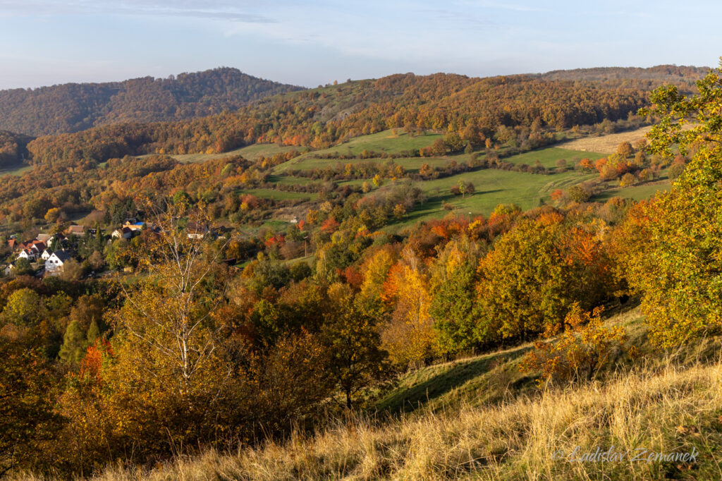 Hlinná v Českém středohoří - vrch Hradiště na podzim