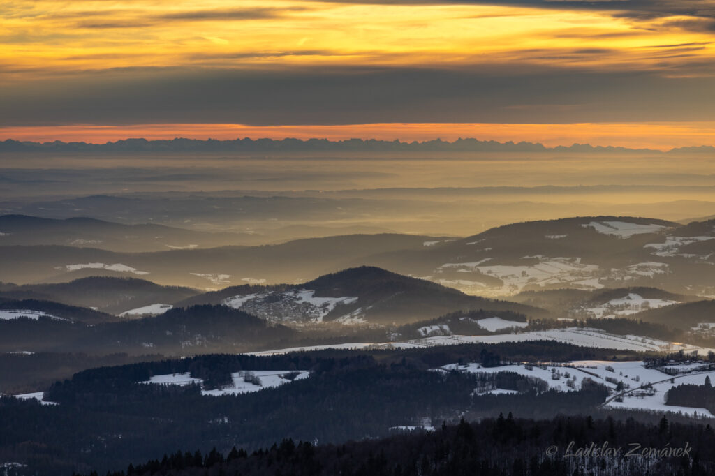 Luzný - výhled na kopce a na Alpy před západem slunce