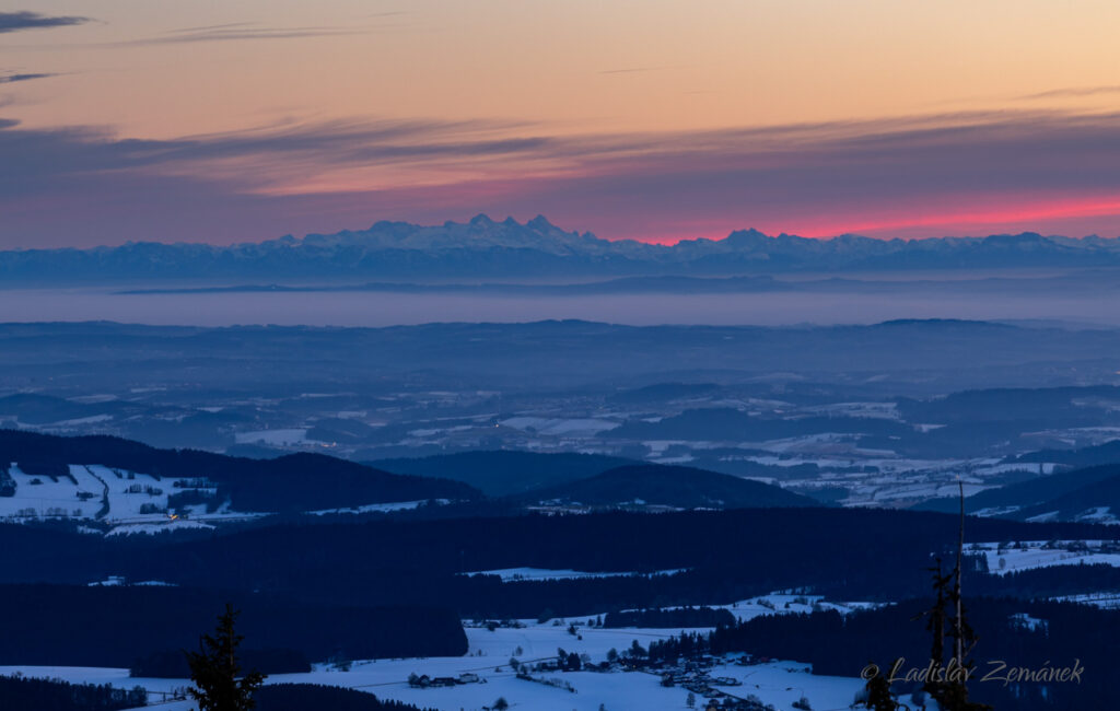 Luzný - výhled na Alpy po západu slunce