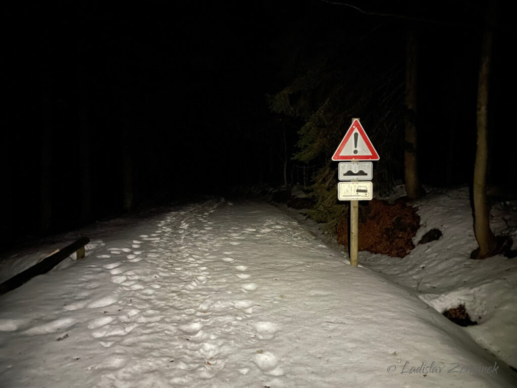 večerní návrat z Luzného - zasněžená cesta osvětlená čelovkou