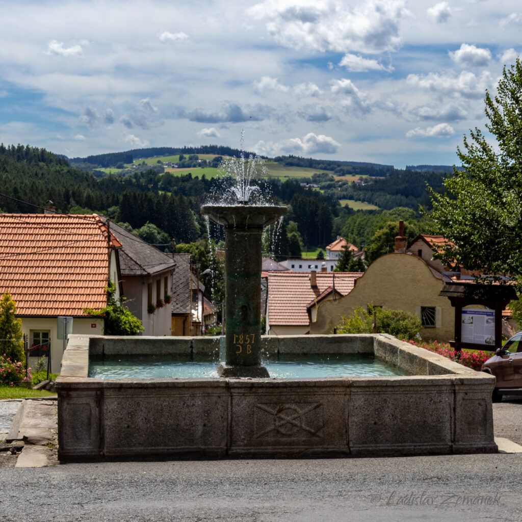 Náměstí ve Velharticích