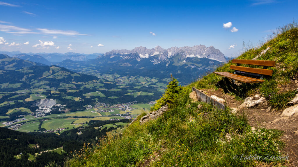 lavička s výhledem - cesta na Kitzbüheler Horn