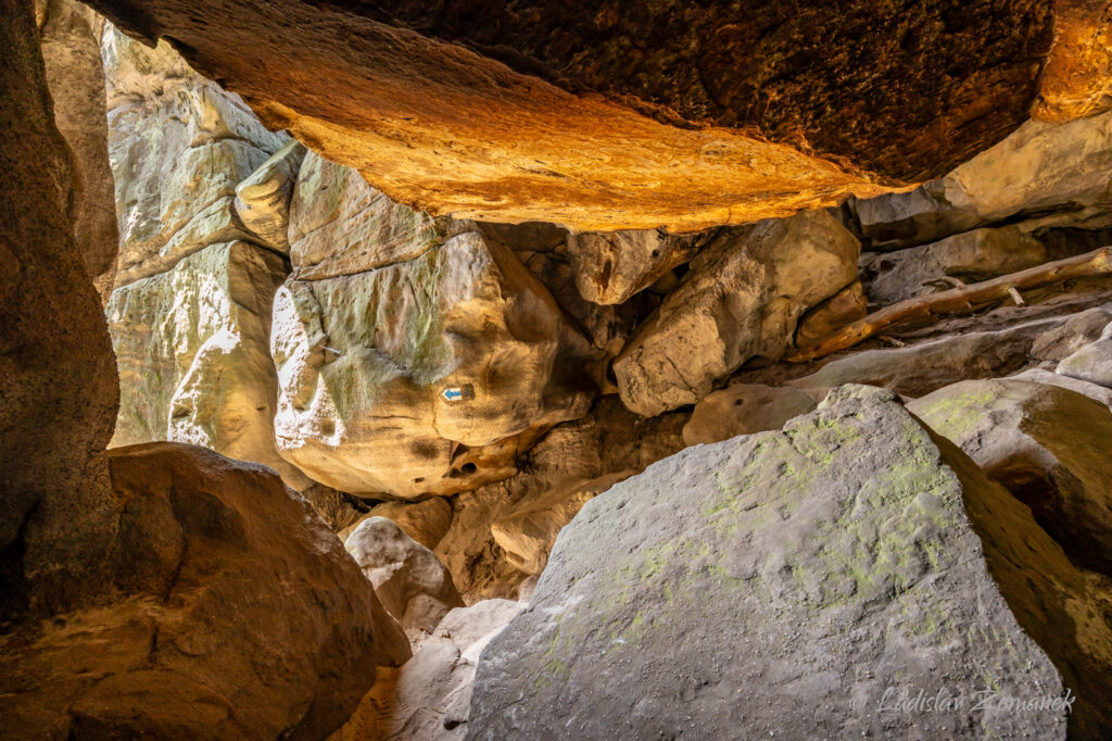 Stolov&aacute; hora - skaln&iacute; město Osta&scaron;