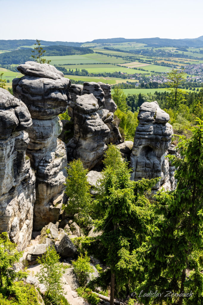 Stolov&aacute; hora - skaln&iacute; město Osta&scaron;