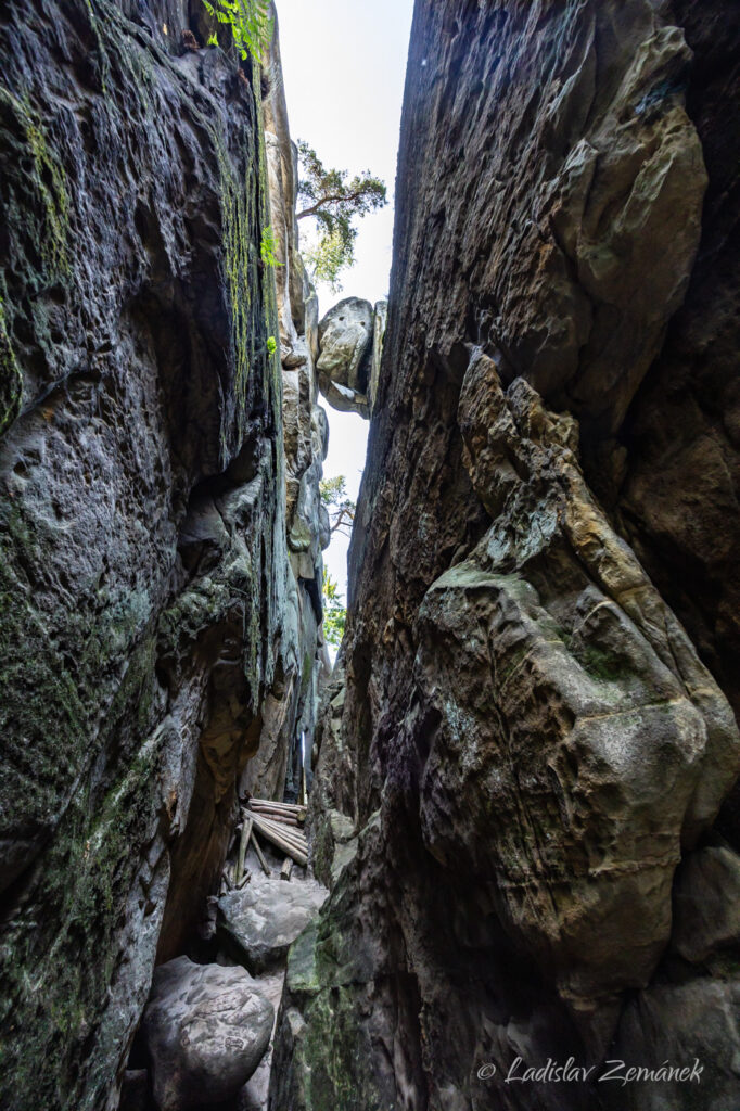 Stolov&aacute; hora - skaln&iacute; město Osta&scaron; - Sluj Česk&yacute;ch bratř&iacute;