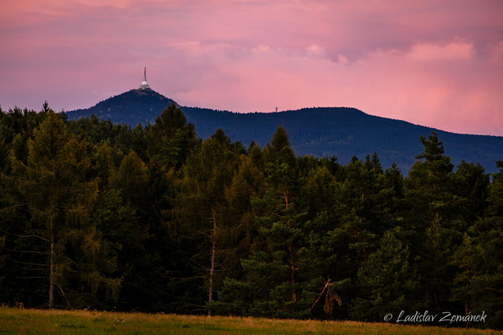 Večer u obory Židlov - pohled na Je&scaron;tědsk&yacute; hřbet