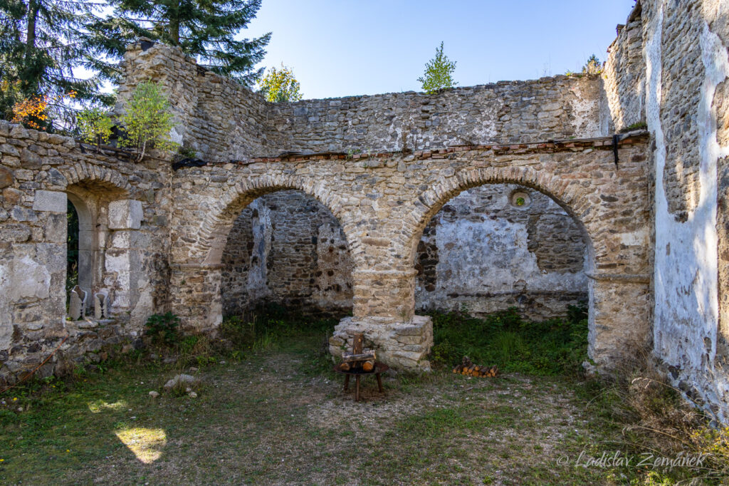 Kostel sv. Jana Křtitele (zbytky) pod Land&scaron;tejnem