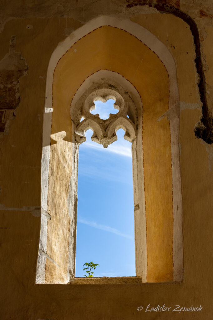 Kostel sv. Jana Křtitele (zbytky) pod Land&scaron;tejnem