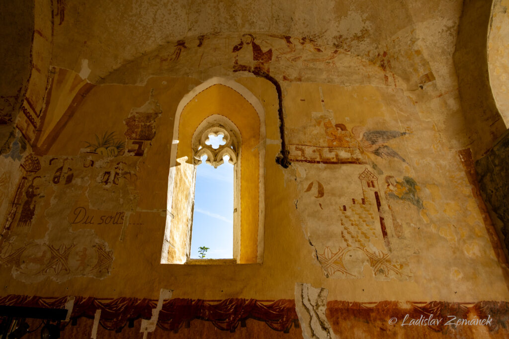 Kostel sv. Jana Křtitele (zbytky) pod Land&scaron;tejnem