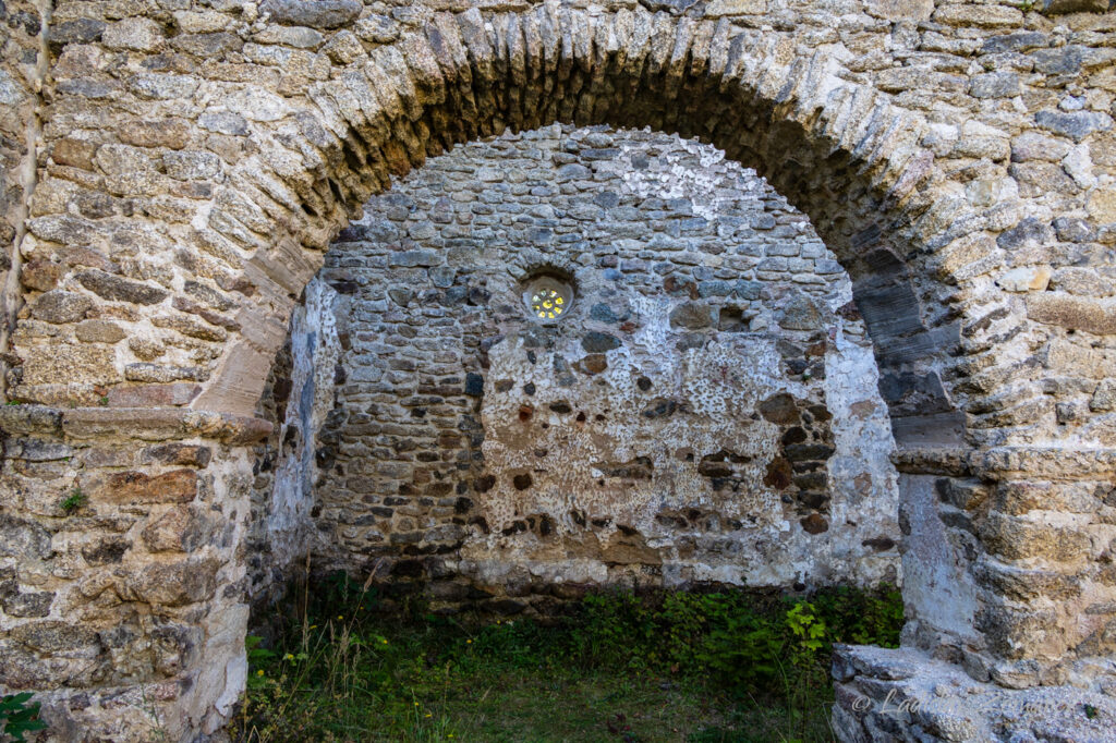 Kostel sv. Jana Křtitele (zbytky) pod Land&scaron;tejnem