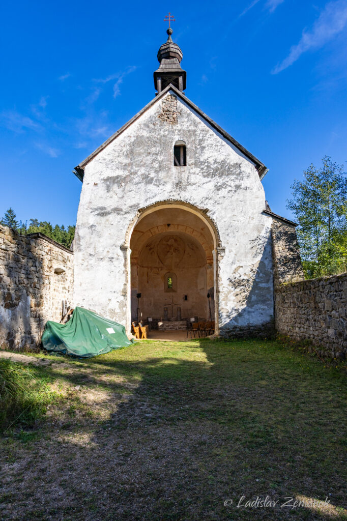 Kostel sv. Jana Křtitele (zbytky) pod Land&scaron;tejnem