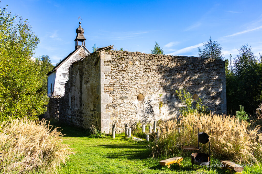 Kostel sv. Jana Křtitele (zbytky) pod Land&scaron;tejnem