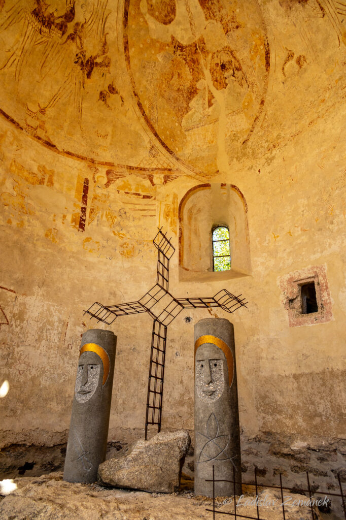 Kostel sv. Jana Křtitele (zbytky) pod Land&scaron;tejnem