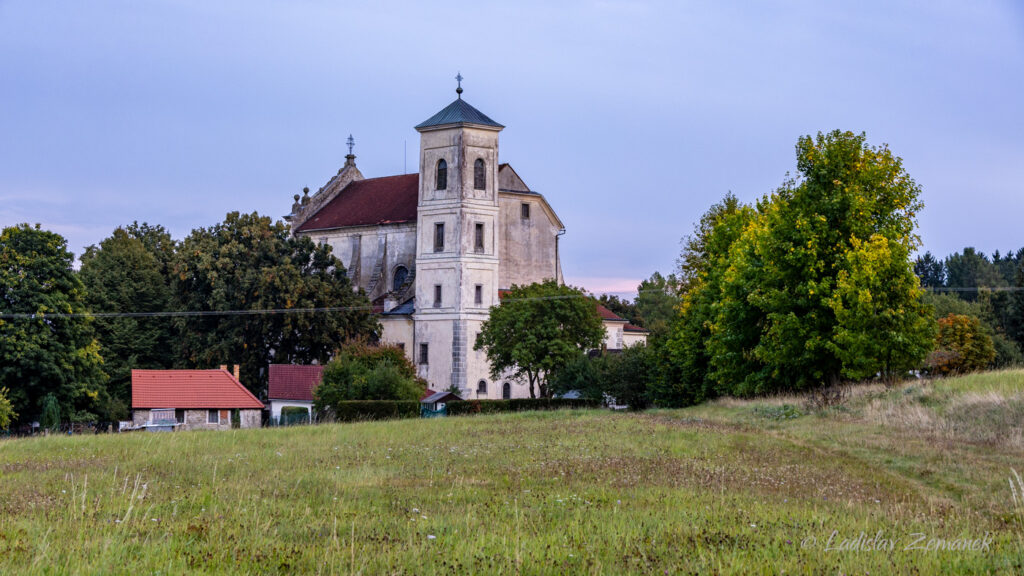 Kostel Nejsvětěj&scaron;&iacute; trojice v Kl&aacute;&scaron;teře