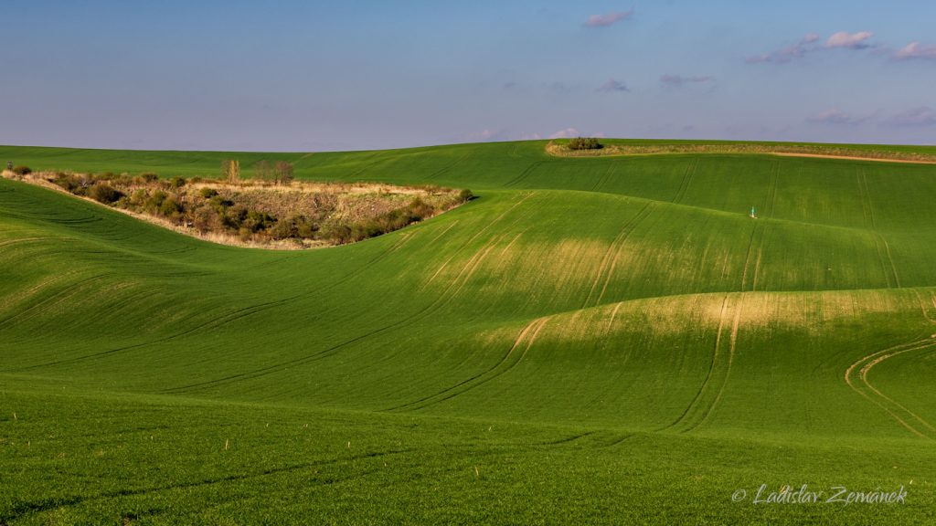 Moravsk&eacute; Tosk&aacute;nsko - zvlněn&aacute; krajina z vyhl&iacute;dky nad &Scaron;ardicemi - propad dolu Dukla