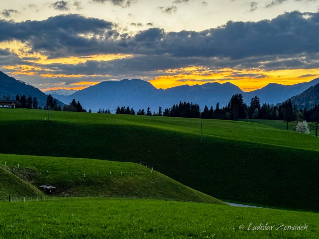 panorama hor po z&aacute;padu slunce od Itter